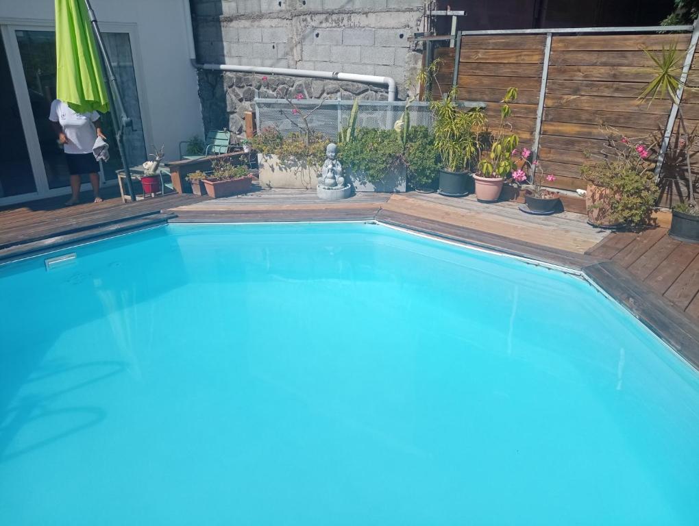 Bazén v ubytování Chez Maria nebo v jeho okolí