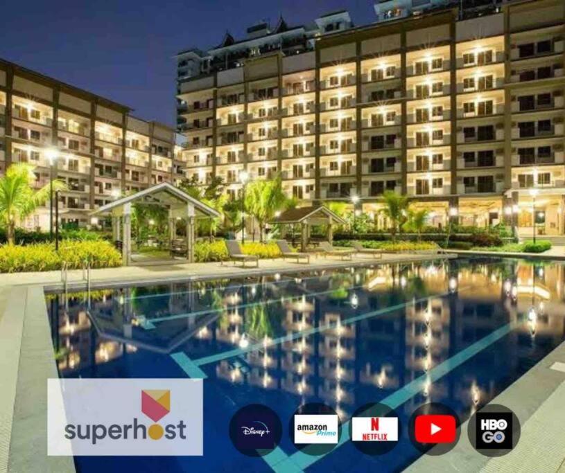 Bohemian Inspired 2 Bedroom Inspired Condo with Fast WIFI Near BGC - Sala Familiar Con Balcón
