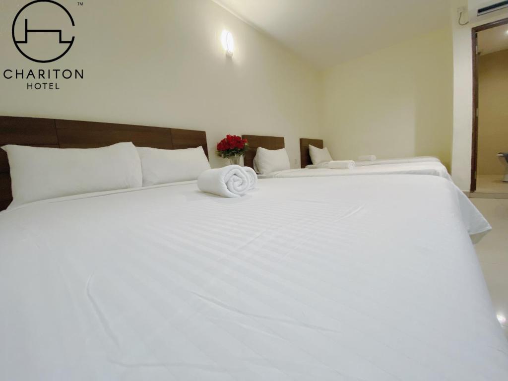 Postel nebo postele na pokoji v ubytování Chariton Hotel Skudai Kiri