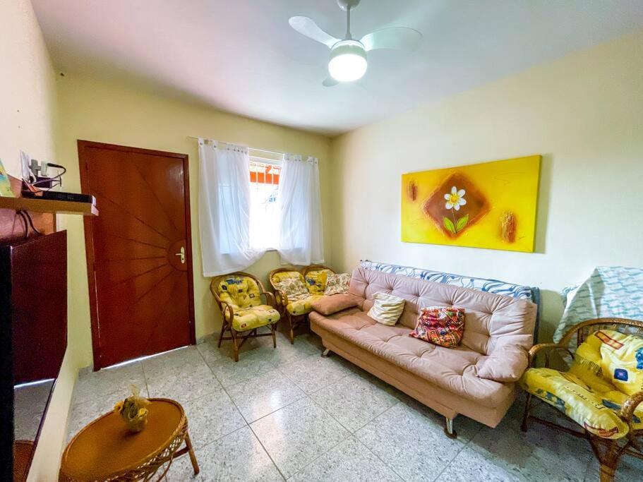 - un salon avec un canapé et deux chaises dans l'établissement Casa na Praia de Guaratiba - Maricá, à Maricá