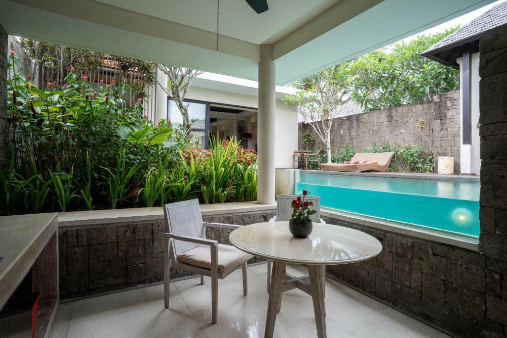 Bazén v ubytování Berry Amour Romantic Villas nebo v jeho okolí