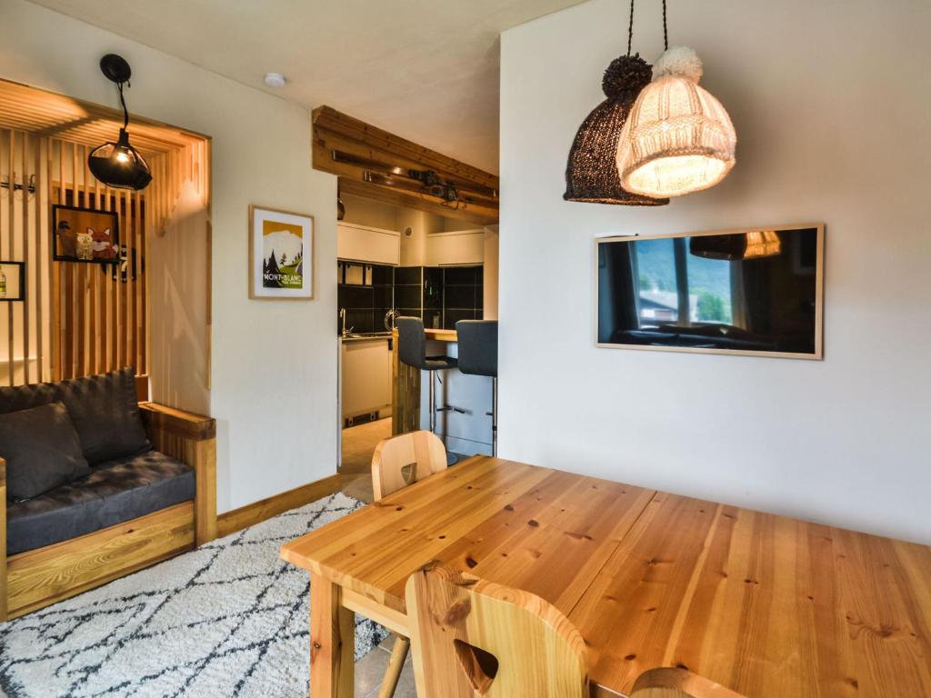 a living room with a table and a couch at Appartement Morzine, 3 pièces, 6 personnes - FR-1-684-65 in Morzine