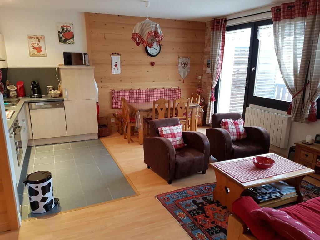 un salon avec une cuisine et une table dans l'établissement Appartement 2 pièces, 5 pers, au centre de Châtel avec balcon, parking et connexion WiFi - FR-1-676-13, à Châtel
