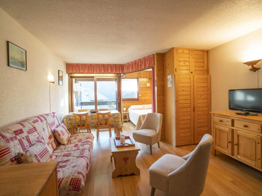 un salon avec un canapé et une table dans l'établissement Studio pour 4 pers avec balcon exposé sud, parking couvert, WIFI, proche télésiège et navettes - FR-1-676-16, à Châtel