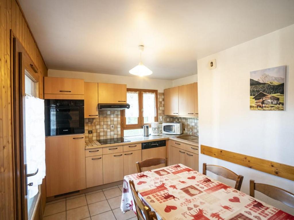 Nhà bếp/bếp nhỏ tại Chalet à Châtel : 3 pièces, 6 personnes, animaux admis - FR-1-676-24