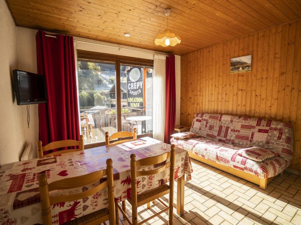 - une chambre avec une table, un lit et une fenêtre dans l'établissement Confort à Châtel : 2 Pièces pour 4 Pers., Proche Télécabine Linga, WIFI, Balcon, Animaux Acceptés - FR-1-676-31, à Châtel