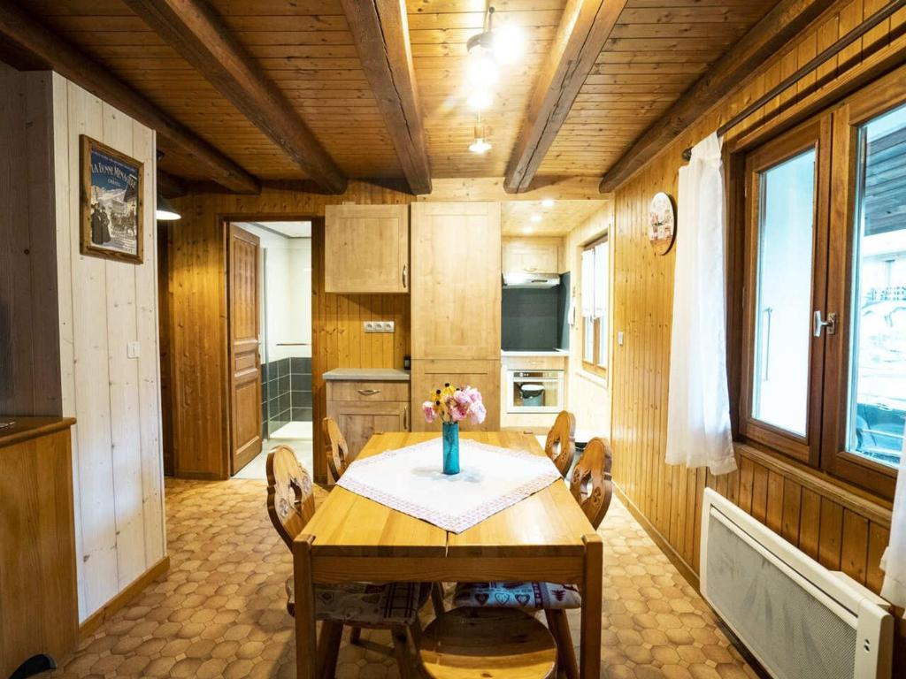 une salle à manger avec une table et des chaises en bois dans l'établissement Charmant T3 pour 5 pers, proche centre et remontées, balcon exposé sud-ouest, parking inclus - FR-1-676-12, à Châtel