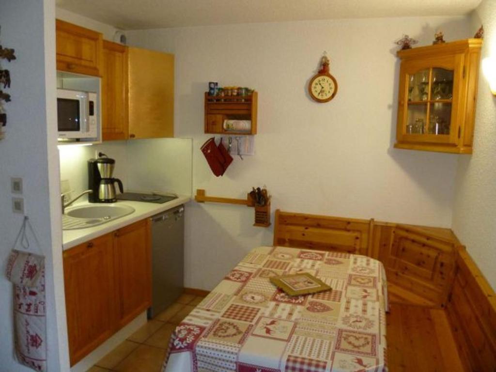 une petite cuisine avec une table et un évier dans l'établissement Appartement 2 pièces cosy, 5 pers, terrasse sud, proche des remontées, parking inclus, WiFi en option - FR-1-676-51, à Châtel