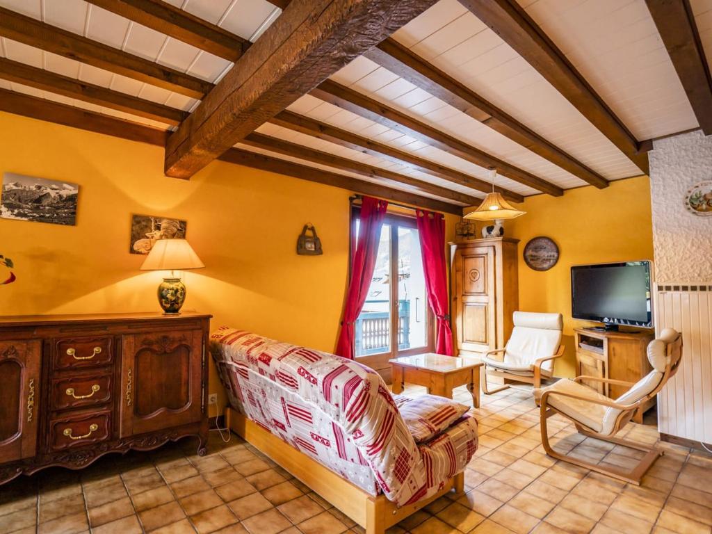 un salon avec un canapé et une télévision dans l'établissement Appartement spacieux 3 pièces, balcon exposé sud, proximité centre et remontées mécaniques, 6 pers. - FR-1-676-20, à Châtel