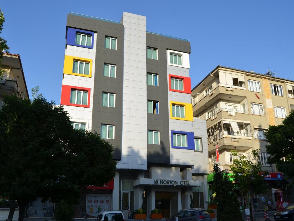 een hoog gebouw met kleurrijke ramen in een stad bij Norton Hotel in Gaziantep