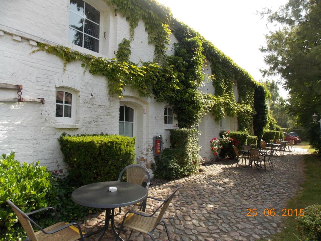 einen Tisch und Stühle vor einem Gebäude in der Unterkunft Landhaus Kyritz in Kyritz