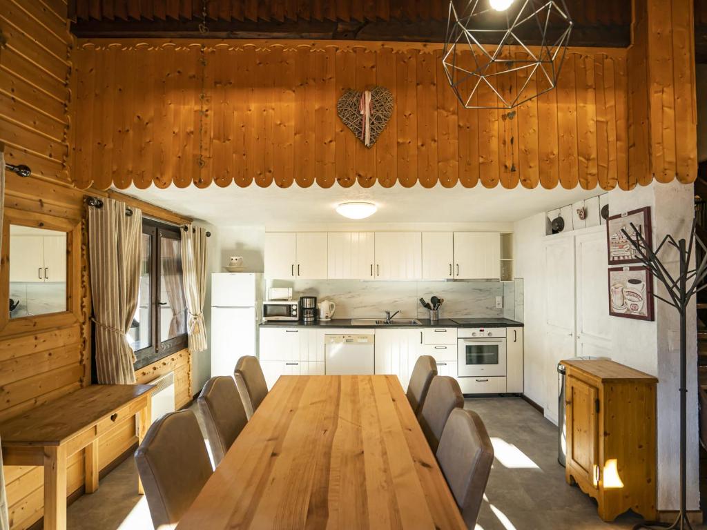 une salle à manger avec une table et des chaises en bois dans l'établissement Appartement 3 pièces, 7 pers, centre village, 50 m remontées, balcon, parking, Wi-Fi - FR-1-676-68, à Châtel
