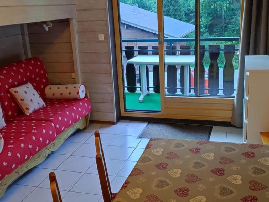 een kamer met een bank en een tafel op een balkon bij Studio Châtel, 1 pièce, 4 personnes - FR-1-676-98 in Châtel