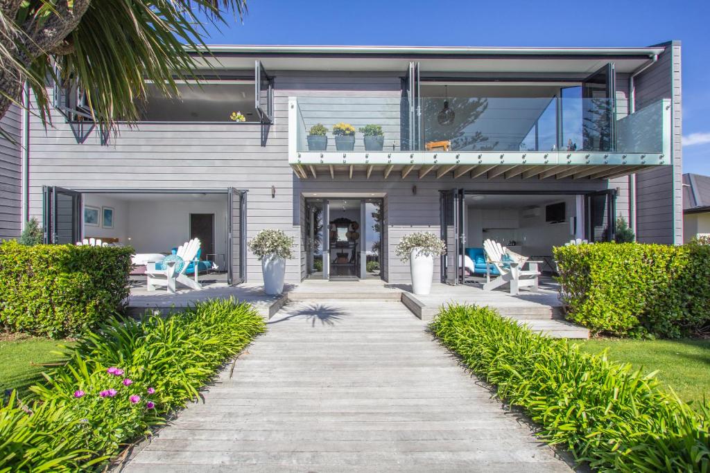 una casa con una pasarela delante de ella en The Hamptons en Kaikoura