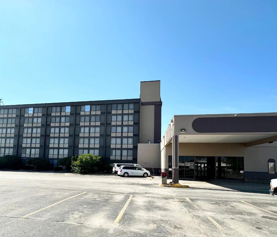 シーダーラピッズにあるKiteville Cedar Rapidsの大きな建物前の駐車場