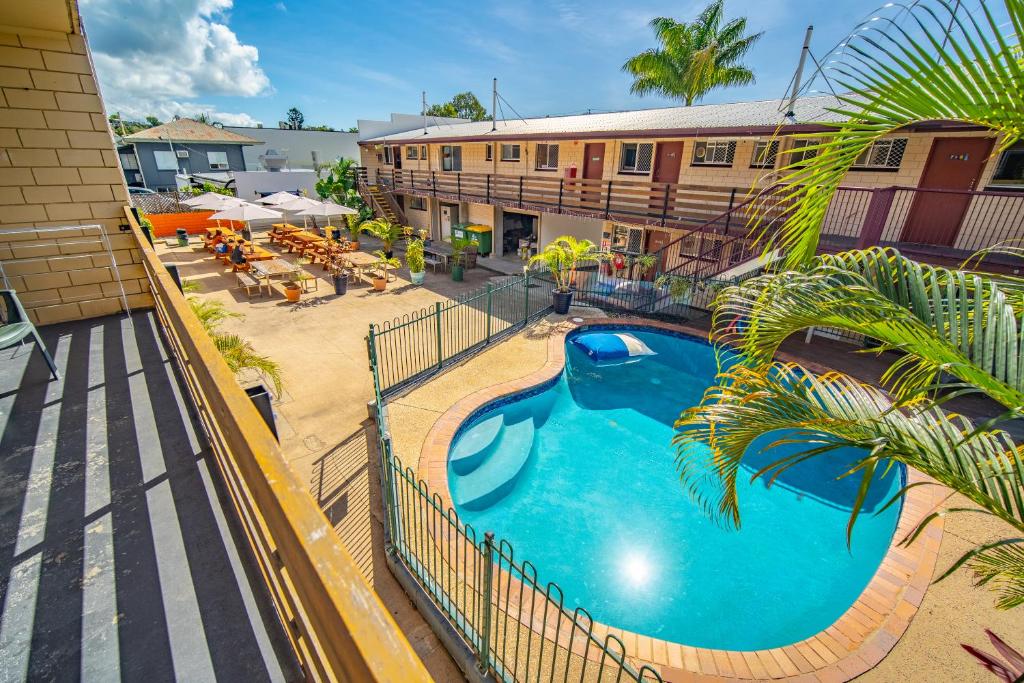een uitzicht over het zwembad van een hotel bij The Hostel, Airlie Beach in Airlie Beach