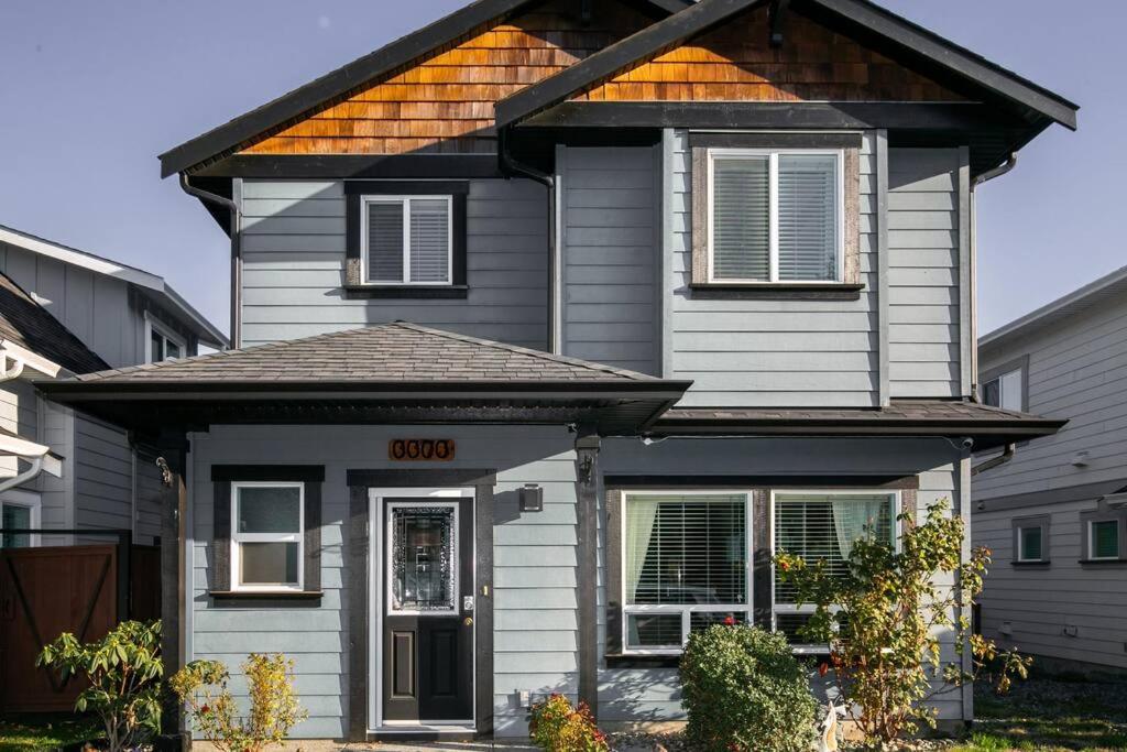 ビクトリアにあるEntire 3-bedroom house Near Townの茶色の屋根の灰色の家