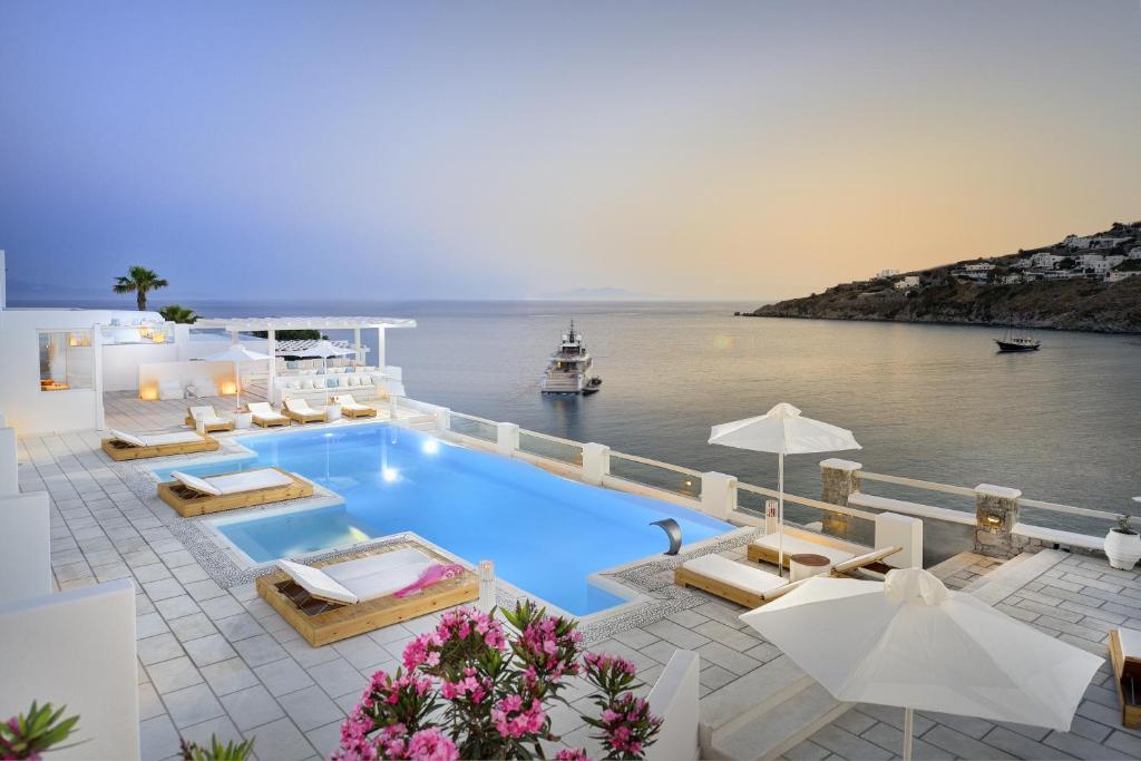 una piscina in un edificio con vista sull'oceano di Nissaki Boutique Hotel a Platis Yalos