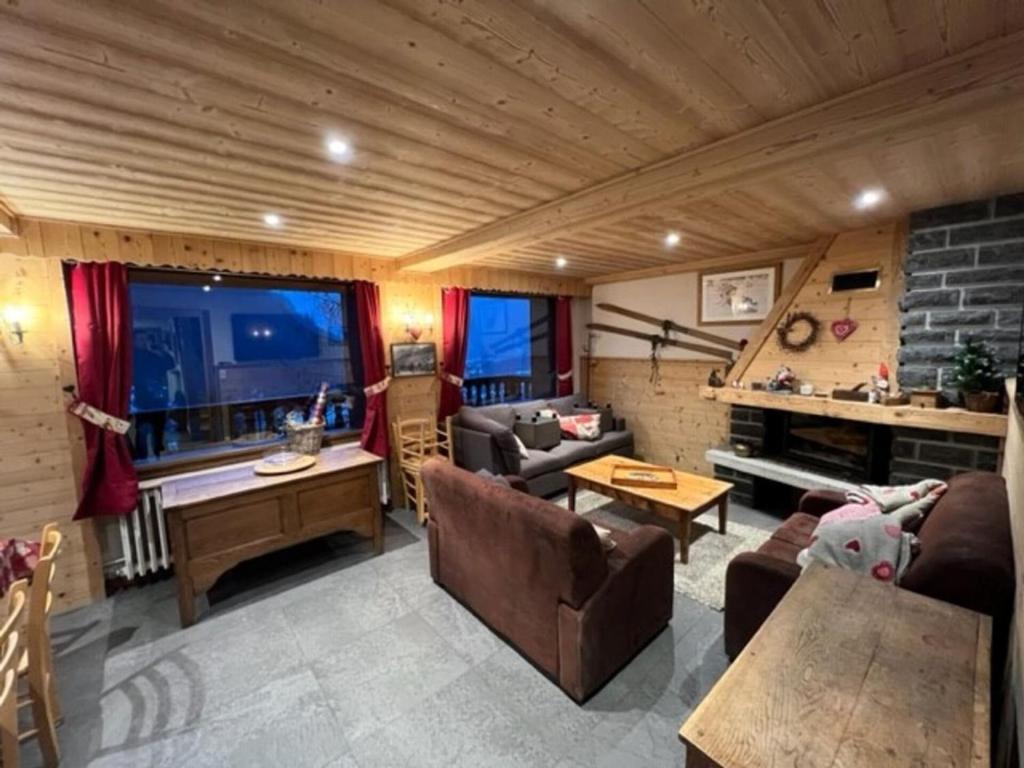 un salon avec un canapé et une télévision dans l'établissement Spacieux chalet 7 pièces, 6 salles de bains, 14 personnes, proche centre et remontées, Châtel - FR-1-676-152, à Châtel