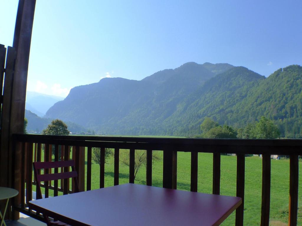 d'une table sur un balcon avec vue sur les montagnes. dans l'établissement Duplex confortable avec balcon sud, animaux admis et parking - FR-1-629-133, à Samoëns