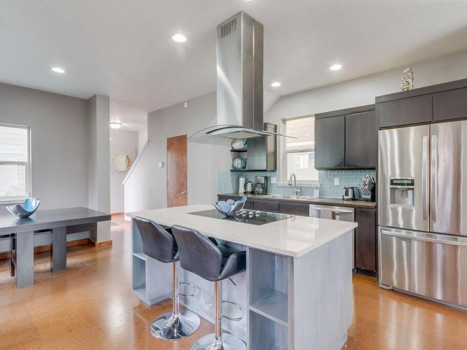 Una cocina con encimera blanca y refrigerador. en Brand New Downtown Modern 5 Beds, 3 Full Baths Vermont Avenue, Boise, en Boise