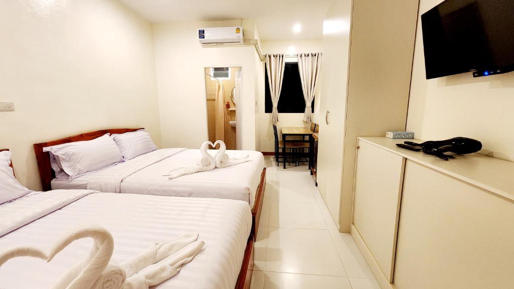 TV a/nebo společenská místnost v ubytování Chotika Hotel โรงแรมโชติกา ณ เชียงคาน