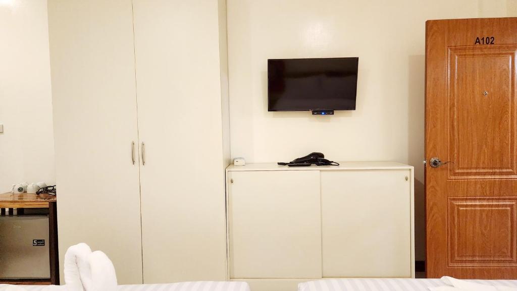 TV a/nebo společenská místnost v ubytování Chotika Hotel โรงแรมโชติกา ณ เชียงคาน