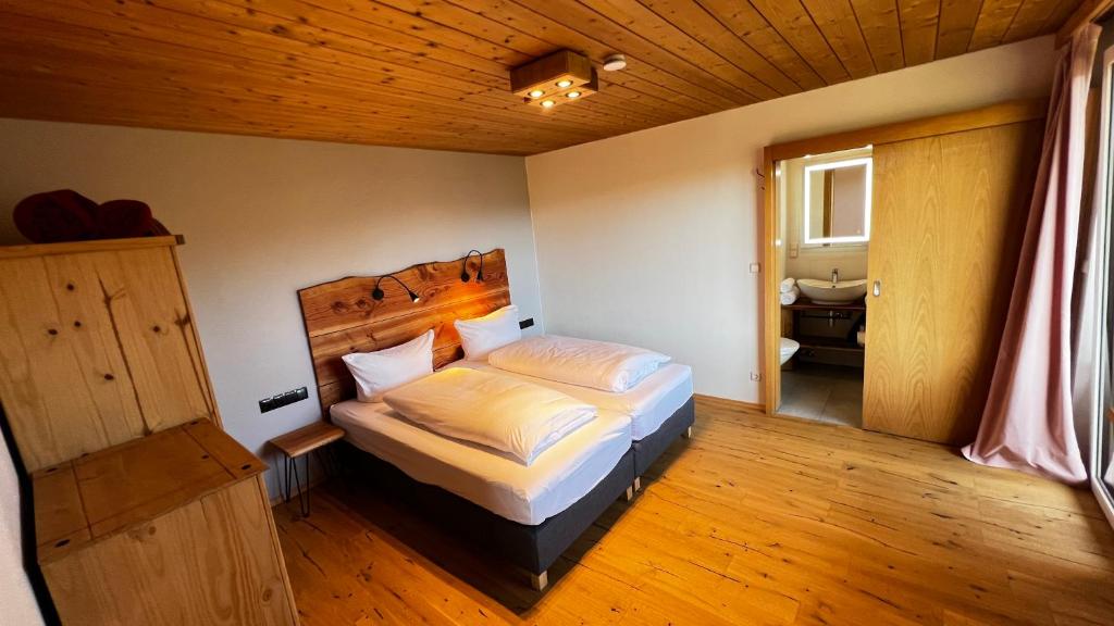 Postel nebo postele na pokoji v ubytování Boutique Hotel and Apartments Pension Sternen