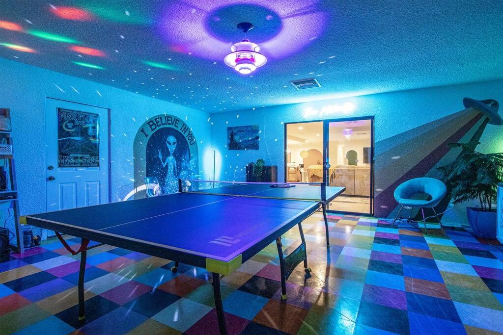 Stolní tenis v ubytování Emerald Haven! Alien Game Room - Pool - Spa - 15 Min to Joshua Tree Park! nebo okolí