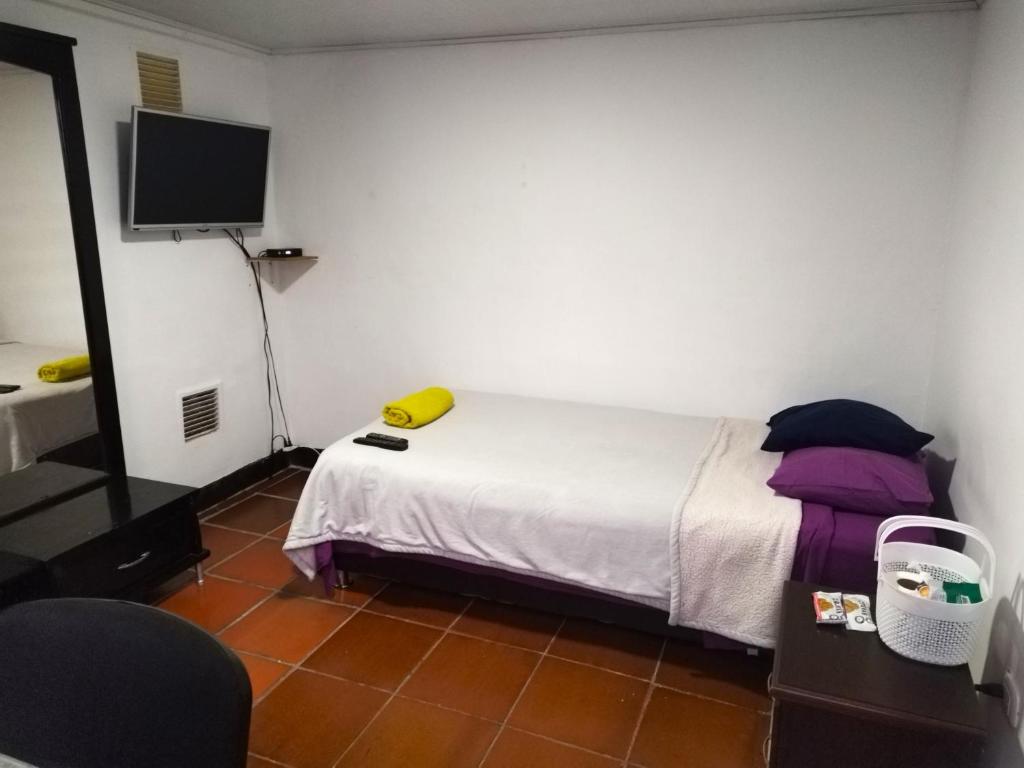 Postel nebo postele na pokoji v ubytování Casa en Bogotá ubicada en zona central