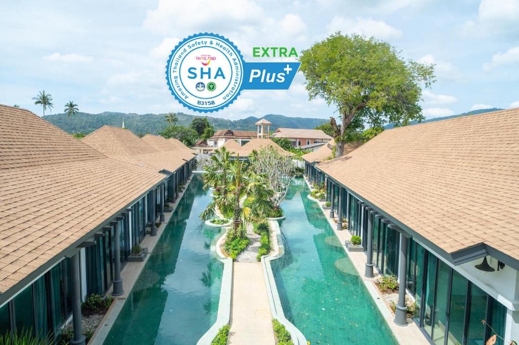 vista sulla piscina del resort di Tajh Pool Villas a Chalong