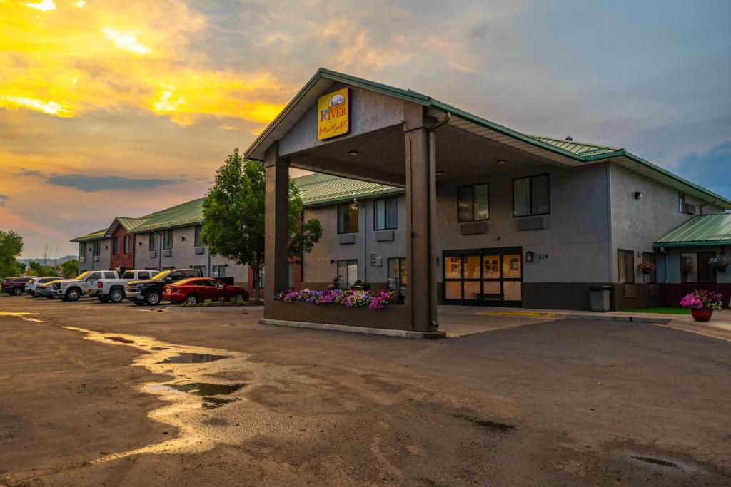 um parque de estacionamento vazio em frente a um hotel em Yellowstone River Inn & Suites em Livingston