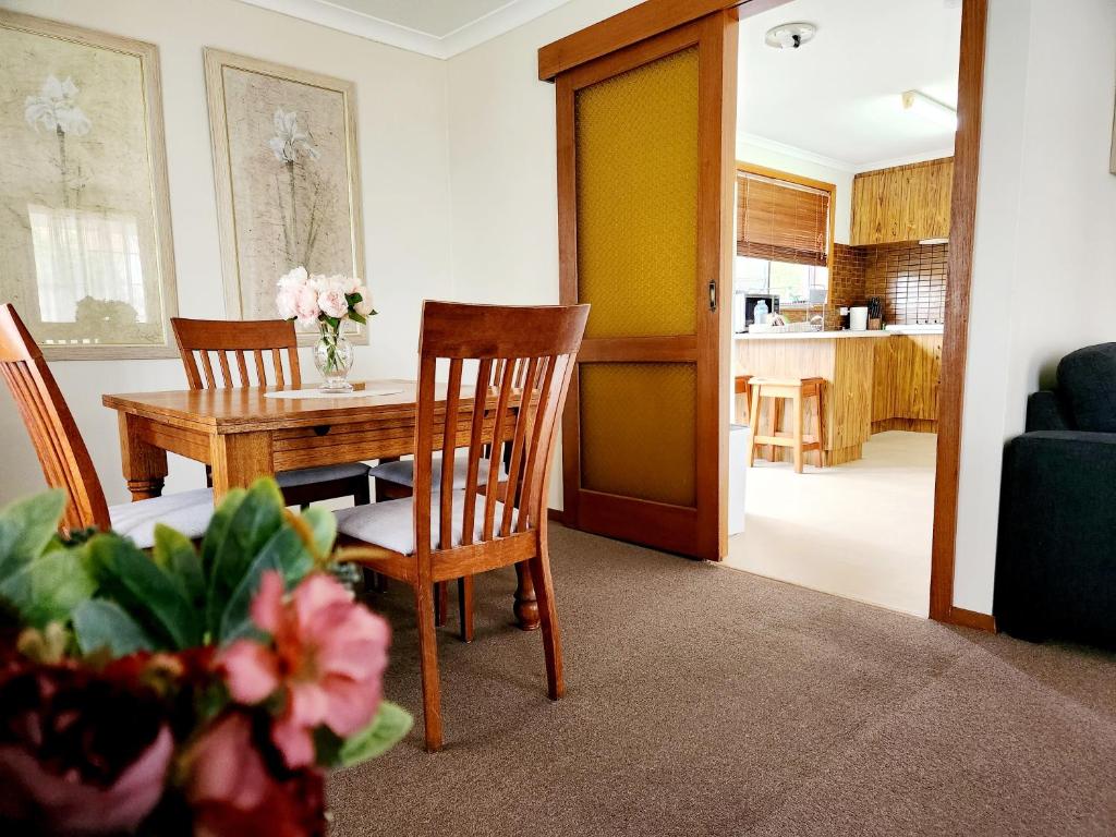cocina y comedor con mesa y sillas en The Edward - Central Unit, en Shepparton
