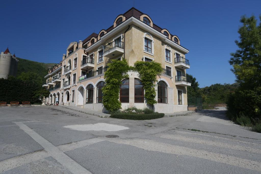 a large building with ivy on the front of it at Villa Allegra in Kavarna