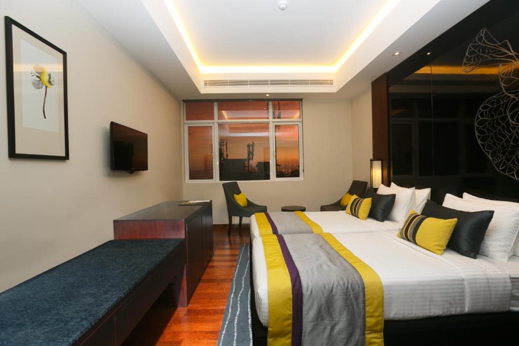 Postel nebo postele na pokoji v ubytování Renuka City Hotel