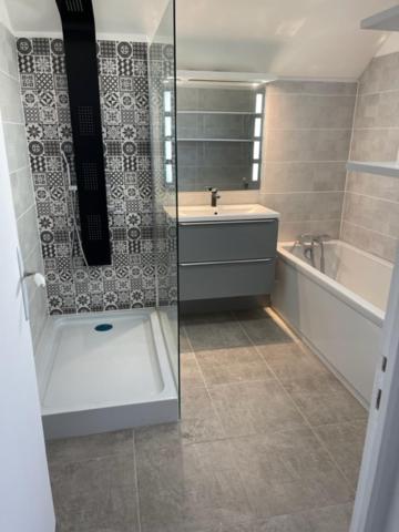 uma casa de banho com um chuveiro, um lavatório e uma banheira em MAISON VENEUX LES SABLONS-FONTAINEBLEAU-MORET SUR LOING em Veneux-les-Sablons