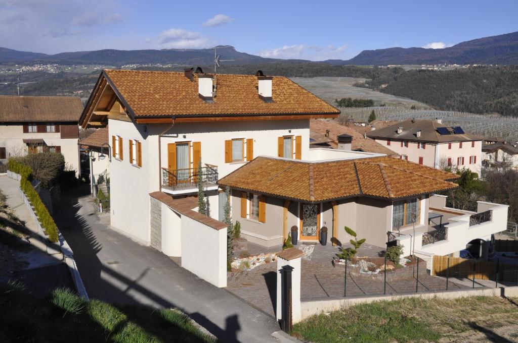 eine Luftansicht eines Hauses mit Dach in der Unterkunft Horse House in Romallo