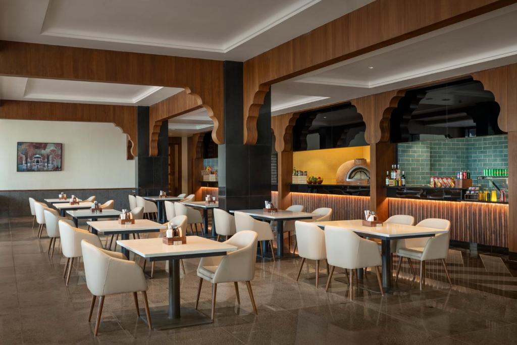 Restaurace v ubytování Uday Palace Navsari, a member of Radisson Individuals