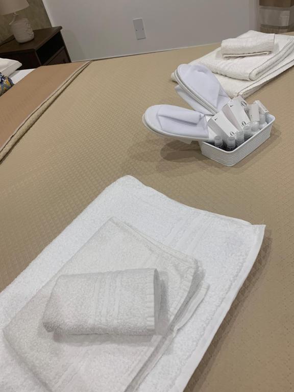 una toalla blanca y un recipiente de toallas sobre una mesa en Maryam23 en Siracusa