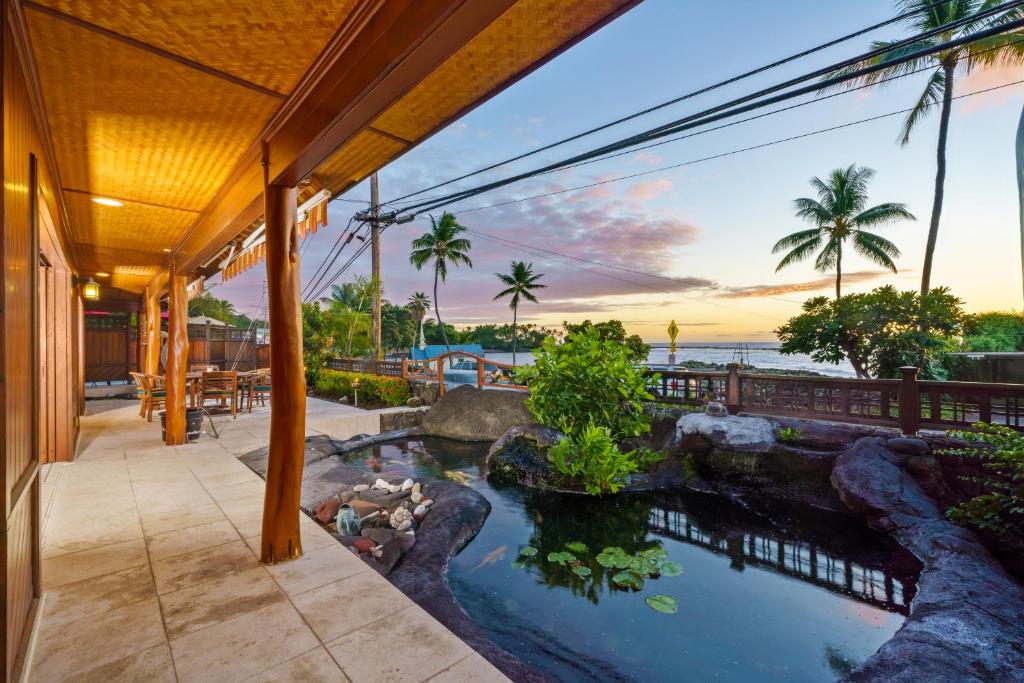 eine Außenansicht eines Hauses mit einem Koi-Teich in der Unterkunft Seahorse Luxury Suite at Seaspray Oceanview in Kailua-Kona