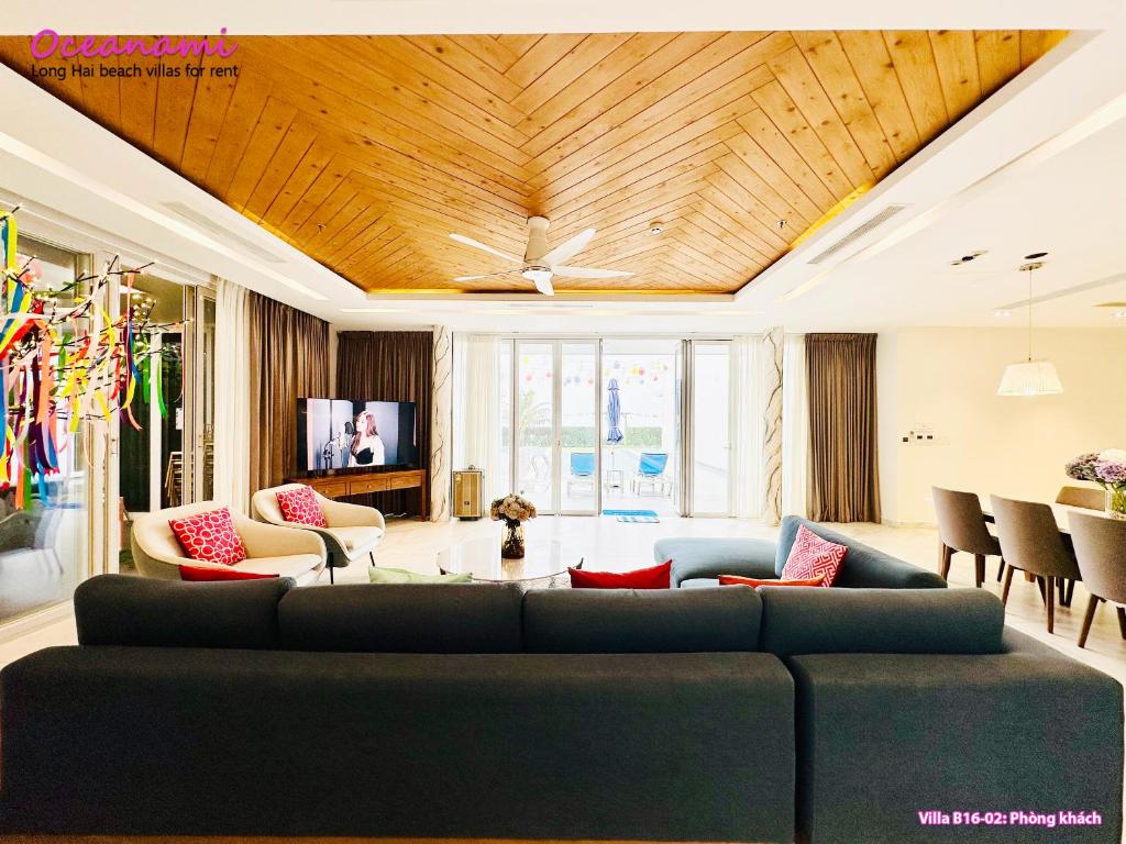 salon z kanapą i stołem w obiekcie Villa 1602 Oceanami, Sát biển, Hồ bơi riêng, 837m2 w mieście Long Hai
