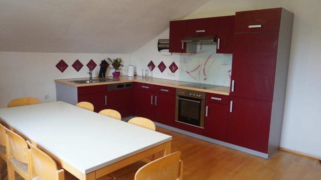 Kuchyň nebo kuchyňský kout v ubytování Geräumige Wohnung Nähe Autobahn A2