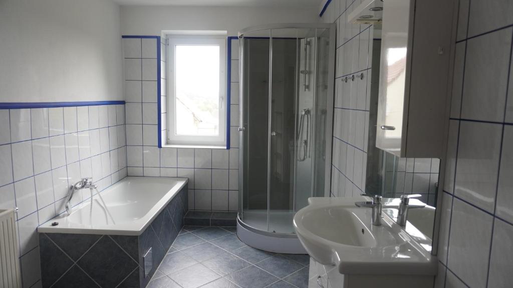Koupelna v ubytování Geräumige Wohnung Nähe Autobahn A2
