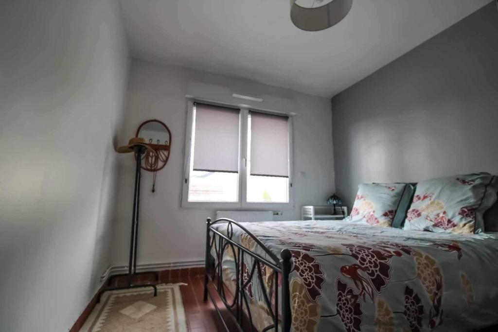 une chambre avec un lit et une fenêtre dans l'établissement Dunes et Mer, à Sainte-Cécile-Plage