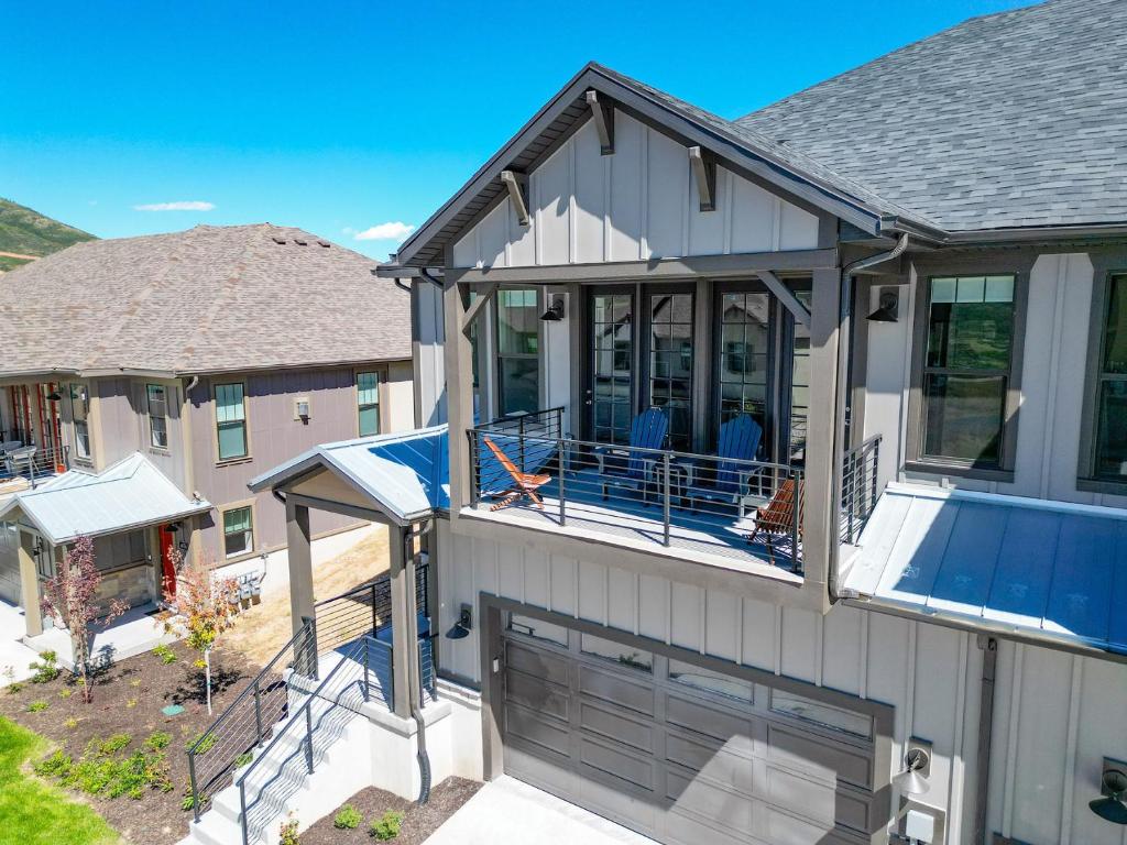 una imagen de una casa con terraza y patio en Heber Retreat by Xquisite Rentals, en Heber City