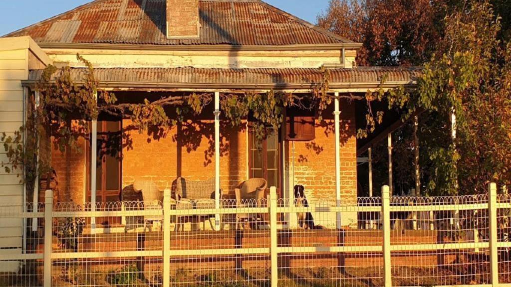 ビーチワースにあるHildas At Beechworthの白い柵の家