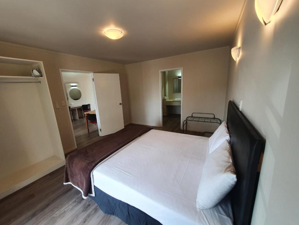 Postel nebo postele na pokoji v ubytování Ascot Epsom Motel