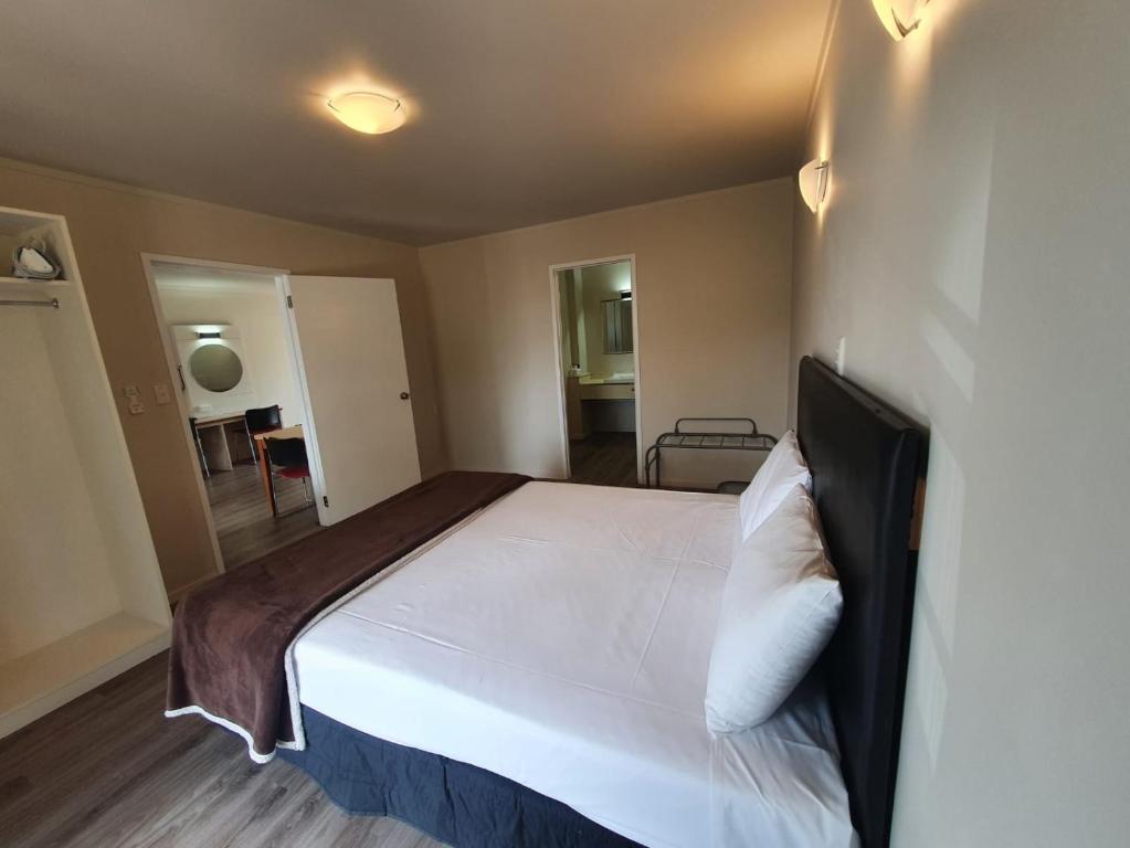 Postel nebo postele na pokoji v ubytování Ascot Epsom Motel