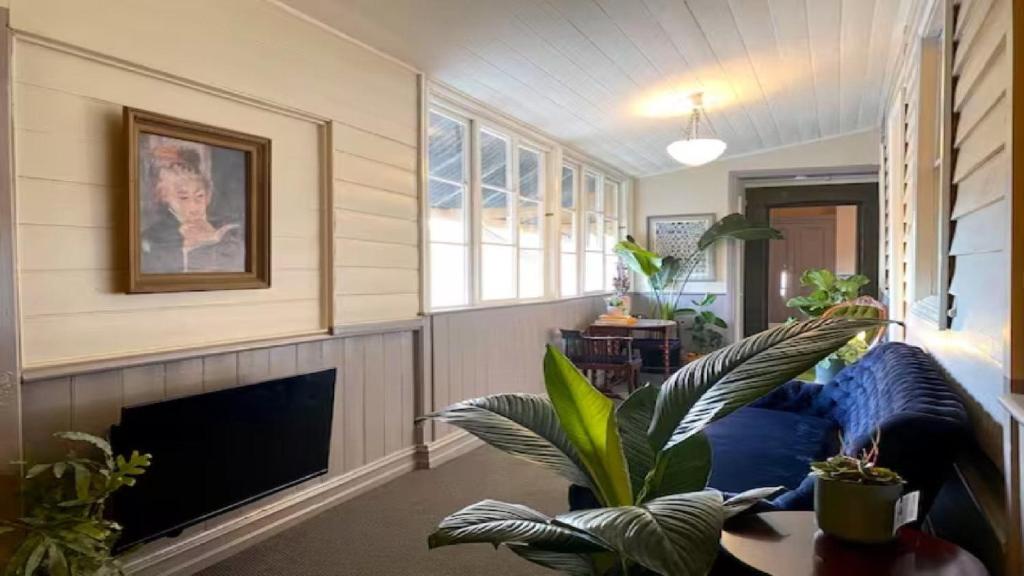 比奇沃斯The Beechworth Conservatory的带沙发和壁炉的客厅