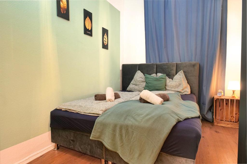 un dormitorio con una cama con dos animales de peluche en Blue Chili 13 - Nur ein Katzensprung in die City - bis 8 Pers, en Berlín